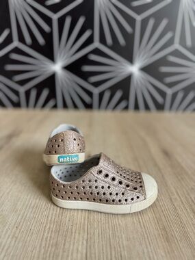 Native Kids Jefferson Slip-On Sneakers in Bling Rose